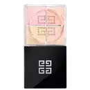 A imagem mostra o pó solto de Givenchy. É uma caixa preta elegante, com o logotipo da marca em relevo na tampa superior. A caixa é retangular e possui uma base transparente de acrílico que permite ver as cores suaves  rosadas e amareladas.