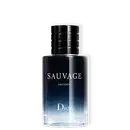 A imagem mostra um frasco do perfume Sauvage Eau Forte. O frasco tem um design elegante e moderno, com uma silhueta cilíndrica e linhas retas. O corpo do frasco é feito de vidro escuro que se degrada do preto para um azul profundo na parte inferior.