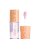 A imagem mostra o lip oil de PAM by Pamella Smart Girl. Sua embalagem é transparente contendo um líquido com brilhos prateados e rosados. Ao seu lado tem o aplicador com tampa cilíndrica laranja e logotipo "PAM!" em relevo.
