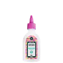A imagem mostra um frasco plástico branco com tampa rosada e rótulo com fundo rosa e desenhos de banana, além de informações do produto como marca, tipo de produto e, no rodapé do rótulo, a volumetria.