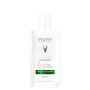 Embalagem em frasco plástico branco opaco. Rótulo frontal com o logotipo Vichy e o nome do produto "Capital Soleil UV-Clear" em letras cinza. Indicação de FPS 60 e descrição "Antioleosidade Aqua-Fluido Sem Cor".