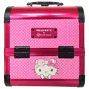 A foto mostra uma maleta rígida rosa metálica com alça e detalhes pretos. Estampa de fundo branco com padrão de ícones rosa da Hello Kitty e acessórios. Imagem grande da Hello Kitty no centro da parte inferior e placa de metal rosa com o logo da marca.
