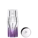 Sérum em frasco cilíndrico com degradê de roxo na base. O frasco tem tampa prateada com pequeno orifício central. Ao lado, tampa prateada redonda com logotipo floral gravado. Embalagem minimalista com nome do produto e marca visíveis no frasco.