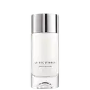 Perfume em frasco cilíndrico transparente com tampa prateada. A embalagem é minimalista, com o nome do produto "Le Sel d'Issey" e a marca "Issey Miyake" impressos em letras pretas na parte frontal do frasco. O líquido dentro é incolor e transparente.