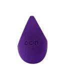Esponja de maquiagem roxo escuro com textura aveludada. Formato de gota com a palavra "Océane" impressa em relevo na superfície.