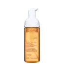 A imagem mostra um frasco de mousse de limpeza facial amarelado, com tampa tipo pump branca.