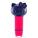 Produto de maquiagem em formato cilíndrico com a cabeça da personagem Hello Kitty como tampa. A parte superior é azul escuro com detalhes que representam os olhos, orelhas e laço da Hello Kitty. É possível ver a cor do produto pelo corpo transparente.