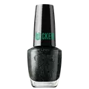 Produto de esmalte de unhas OPI da linha Wicked. Frasco de vidro transparente com tampa preta. O esmalte tem uma cor preta. O rótulo exibe o logotipo OPI em letras pretas, com o nome "Wicked" em verde na tampa.