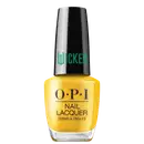 Produto de esmalte de unhas OPI da linha Wicked. Frasco de vidro transparente com tampa preta. O esmalte tem uma cor amarelo brilhante. O rótulo exibe o logotipo OPI em letras pretas, com o nome "Wicked" em verde na tampa.