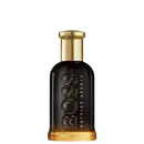 Perfume em frasco de vidro com formato cilíndrico e tampa dourada. Ele tem uma gradação de cor que vai do preto na parte superior ao âmbar na parte inferior. O rótulo exibe o logotipo "BOSS" em relevo e a inscrição "BOTTLED ABSOLU" abaixo, em dourado.