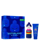 Conjunto da linha Sisterland da Benetton, composto por um frasco de perfume e um tubo de loção corporal. O frasco de perfume tem um design arredondado e colorido, de uma boneca. A embalagem externa é uma caixa azul com ilustrações de rostos estilizados.