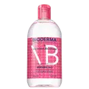 Frasco de 500 ml de água micelar Sensibio H2O da Bioderma, em edição limitada com design exclusivo da Victoria Beckham, com predominância de cores rosa e branca.