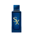 Frasco de item de perfumaria azul escuro com logotipo dourado "SX" em destaque. Embalagem retangular com texto "BANDERAS" na parte superior. Objeto com design elegante e sofisticado em tons predominantemente azuis.