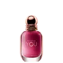 Perfume Power of You Armani Eau de Parfum exibe o texto "POWER OF YOU" em letras douradas sobre conteúdo rosa vibrante. O design é elegante e minimalista, com uma aparência sofisticada.