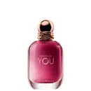 Perfume Power of You Armani Eau de Parfum exibe o texto "POWER OF YOU" em letras douradas sobre conteúdo rosa vibrante. O design é elegante e minimalista, com uma aparência sofisticada.