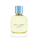 Frasco de item de perfumaria com tampa azul claro e rótulo com texto "Dolce & Gabbana Light Blue" em dourado. O frasco possui formato cilíndrico e contém um líquido amarelo claro.