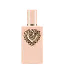 Frasco de item de perfumaria com tampa dourada em formato de coração ornamentado. Embalagem rosa clara com detalhes dourados. 