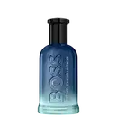 Frasco de item de perfumaria azul escuro com degradê para azul claro. O rótulo exibe o nome da marca "Boss" em letras brancas. O frasco possui formato cilíndrico com tampa preta.