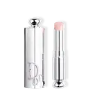 Batom em embalagem prateada com logotipo da marca Dior marcada na tampa.
