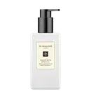 Frasco branco com bomba preta da linha Jo Malone London, contendo loção corporal e para as mãos com fragrância English Pear & Freesia, conforme indicado no rótulo.