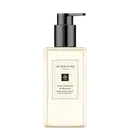 Frasco transparente com bomba preta da marca Jo Malone London, contendo o produto "English Pear & Freesia Body & Hand Wash Gel Moussant". Rótulo branco com texto preto em estilo elegante.
