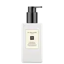 Frasco branco com bomba preta da linha Lime Basil & Mandarin da Jo Malone London, contendo loção hidratante para corpo e mãos.