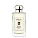 Frasco de perfume da marca Jo Malone London, com design elegante e minimalista em vidro transparente. Rótulo com o nome do produto "Sea Salt & Bergamot Cologne" em letras pretas.