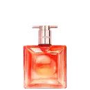 Frasco de perfume da marca Lancôme, com formato retangular e tampa rosada, em cor laranja vibrante.