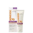 Protetor solar facial MineSol FPS 70 Pigment Correct Cor 2.0 em embalagem de tubo branco e laranja, com rótulo indicando propriedades de correção de pigmentação e textura ultraleve.