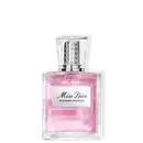 Frasco de item de perfumaria Miss Dior Blooming Bouquet com líquido rosa, embalagem em vidro transparente com tampa prateada texturizada e rótulo branco no centro.