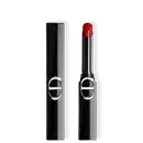 Batom Dior com embalagem preta e aplicador cilíndrico, exibindo cor vermelha intensa na ponta, com logo circular prateado na frente do tubo.