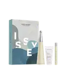 Caixa e frascos de perfume e loção corporal da marca Issey Miyake, com cores predominantes de cinza, branco e azul. O rótulo exibe o nome da marca e do produto "L'eau d'Issey".