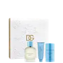 Conjunto de produtos de beleza Dolce & Gabbana Light Blue, incluindo um frasco de perfume, um tubo de shower gel e um desodorante, em uma caixa branca com detalhes florais em relevo.