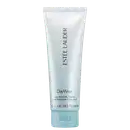 Frasco de gel de limpeza facial da linha DayWear da Estée Lauder, com embalagem branca e azul claro. O rótulo destaca o nome da linha "DayWear" e a descrição "Glow Boost Jelly Cleanser".