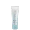 Frasco de gel de limpeza facial da linha DayWear da Estée Lauder, com embalagem branca e azul claro. O rótulo destaca o nome da linha "DayWear" e a descrição "Glow Boost Jelly Cleanser".