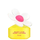 Frasco de perfume em formato de flor branca com centro rosa, embalado em caixa amarela com texto "DAISY LOVE MARC JACOBS GLOW" em vermelho e rosa. Produto de beleza da marca Marc Jacobs.