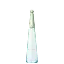 Frasco de item de perfumaria em formato cônico, com tampa arredondada, em vidro transparente com tonalidade esverdeada, exibindo rótulo com texto "EAU ESSENTIELLE L'EAU D'ISSEY".