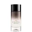 Frasco de item de perfumaria da marca Issey Miyake, com formato cilíndrico, predominância de cores preto e branco, e rótulo com o nome "Le Sel d'Issey" em destaque.