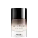 Frasco de vidro preto e branco com rótulo em letras pretas exibindo o nome "Le Sel d'Issey" da marca Issey Miyake, um item de perfumaria.