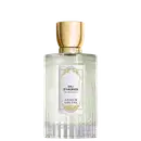 Eau de Parfum Eau d'Hadrien da Annick Goutal em frasco cilíndrico de vidro transparente com líquido incolor. Tampa dourada cilíndrica. Rótulo branco com ornamentação dourada e texto em preto.