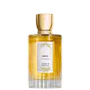 Eau de Parfum Sables da Annick Goutal em frasco cilíndrico de vidro com líquido amarelo dourado. Tampa dourada polida. Rótulo branco com ornamentação dourada e texto em preto. Base estriada em vidro transparente.