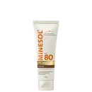 Protetor solar facial Minésol FPS 80 em tubo branco com tampa rosqueada. Embalagem com detalhes em laranja e marrom. Indicado para anti-idade e controle de oleosidade, cor 5.0, 40g.
