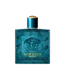 A imagem mostra o frasco de perfume da Versace, com forma quadrada e feito de vidro azul. No centro do frasco, há uma cabeça de medusa esculpida em alto relevo e o topo do frasco possui uma tampa azul com detalhes dourados.