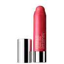 Produto de beleza em embalagem cilíndrica vermelha com rótulo "Clinique Chubby Stick Moisturizing Lip Colour Balm". Apresenta design simples e compacto, com tampa protetora.