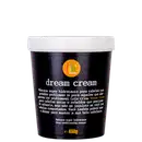 Pote preto com rótulo branco e laranja contendo "dream cream", uma máscara super hidratante para cabelos com problemas, de acordo com a descrição no rótulo. O produto é da marca Lola From Rio.