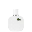 A imagem mostra um frasco de perfume da marca Lacoste. O frasco é retangular, com cantos arredondados e acabamento texturizado em relevo, todo branco, e com o desenho de um crocodilo, símbolo da marca, no canto superior direito.