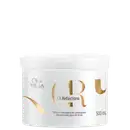 Pote branco com rótulo dourado e preto da linha Oil Reflections da Wella Professionals, contendo 500 ml de máscara potencializadora de luminosidade.