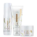 Produtos da linha Oil Reflections da Wella Professionals, incluindo shampoo, condicionador e máscara, em embalagens brancas com detalhes dourados, exibindo o logotipo da marca.