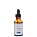 Frasco de vidro âmbar com conta-gotas preto contendo sérum antioxidante Phoretin CF da SkinCeuticals, com 10% de vitamina C, 2% de fórmula de alta potência.