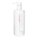 Frasco branco com bomba dosadora contendo produto para tratamento capilar da marca Sebastian Professional. Rótulo com o nome "Sebastian Penetraitt" e informações sobre o produto.
